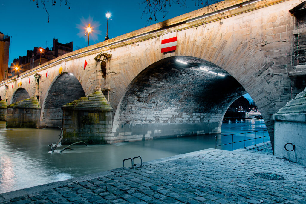 Action-Recrutement.fr - Cabinet recrutement jeunes talents twilight scene from paris seine river with fantastic colors duri